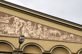 Základní škola Na nábřeží - panoramatické sgrafiti ve štítu pod střechou..